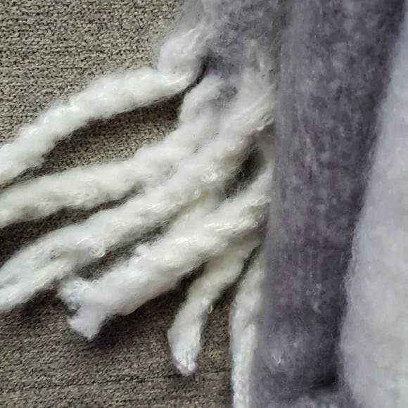 Banana Republic 50" x 60" Soft Blanket NWT Gray White - Picture 11 of 13